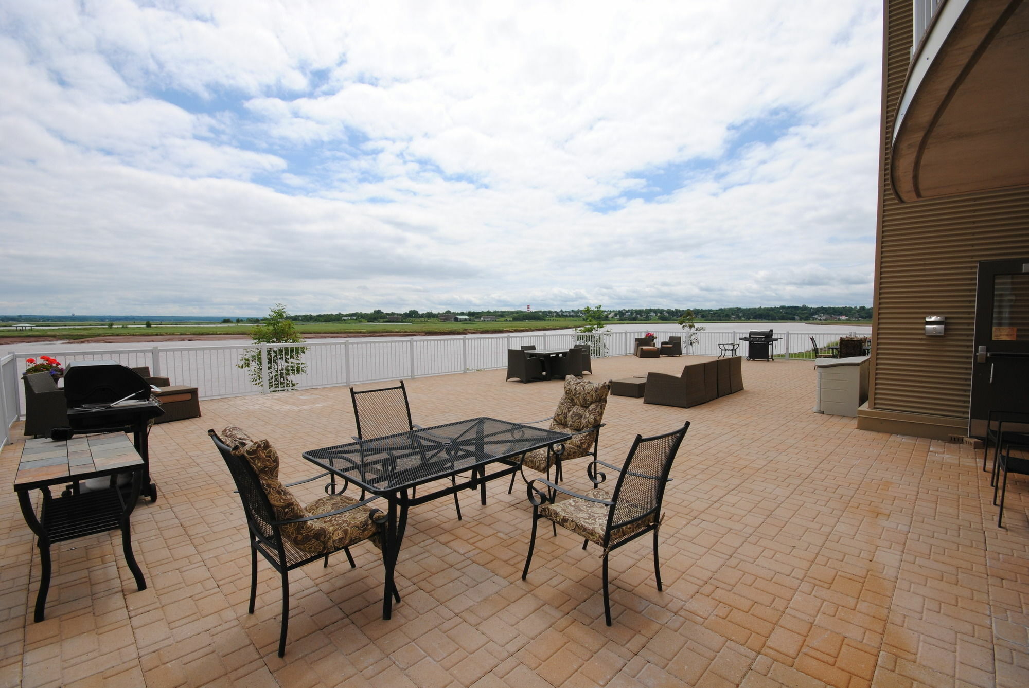 Premiere Suites Moncton Bagian luar foto